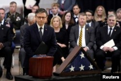 마이크 존슨 하원의장이 29일 워싱턴 미 국회의사당에서 열린 한국전쟁 랠프 퍼켓 주니어 미 육군 예비역 대령 추모행사에서 조문하고 있다.