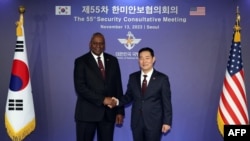 로이드 오스틴(왼쪽) 미 국방장관과 신원식 한국 국방장관이 13일 서울에서 열린 제55차 미한안보협의회(SCM) 현장에서 악수하고 있다.