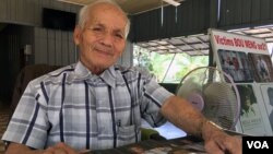 រូប​ឯកសារ៖ លោក ប៊ូ ម៉េង អតីតអ្នកទោសនៃមន្ទីរ ស-២១ បានរៀបរាប់ប្រាប់វីអូអេអំពីការចងចាំរបស់លោកពីសម្លៀកបំពាក់អ្នកទោស នៅក្នុងអំឡុងពេលដែលលោកត្រូវបានជាប់ឃុំ និងធ្វើទារុណកម្មនៅមន្ទីរ ស-២១។ (ទែន សុខស្រីនិត/VOA)