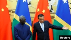 Perdana Menteri Kepulauan Solomon Sogavare dan Perdana Menteri China Li Keqiang di Aula Besar Rakyat China di Beijing, 9 Oktober 2019.