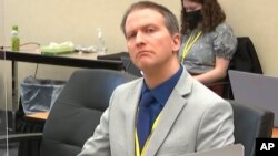 រូបថតលោក Derek Chauvin មន្រ្តី​ប៉ូលិស​ប្រចាំទីក្រុង Minneapolis ត្រូវបានដកស្រង់ចេញពីវីដេអូ ខណៈលោកកំពុងស្តាប់មេធាវីការពារក្តីលោក ធ្វើអំណះអំណាង នៅក្នុងសវនាការជំនុំជម្រះក្តីរូបលោក ពាក់ព័ន្ធនឹងការស្លាប់របស់លោក George Floyd កាលពីថ្ងៃទី ១៩ ខែមេសា ឆ្នាំ ២០២១។