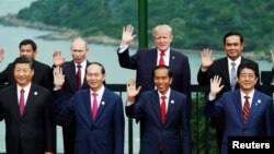 2017년 11월 11일 베트남 다낭에서 열린 아시아태평양 경제협력체(APEC) 정상회의에서 정상들이 기념촬영을 하고 있다.
