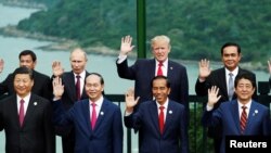 Ông Trump chụp ảnh với lãnh đạo các nước khác tham dự APEC ở Đà Nẵng cuối năm 2017.