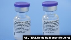 Botol vaksin Pfizer-BioNTech digambarkan di pusat vaksinasi. (Foto: Reuters/Denis Balibouse)