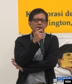 Rocky Gerung menjadi pembicara pada Sarasehan Akal Sehat di pinggiran Washington DC, 3 April 2019. (Foto: VOA)