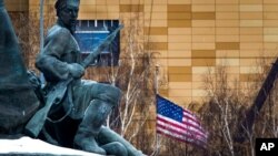 ARHIVA - Američka zastava ispred ambasade u Moskvi (Foto: AP)