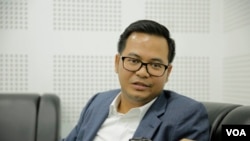 លោក ជិន ម៉ាលីន អ្នក​នាំ​ពាក្យ​ក្រសួង​យុត្តិធម៌​ ផ្តល់​សម្ភាសន៍​ដល់ VOA ក្រោយពី​ចូល​រួមកម្មវិធីផ្សាយ​ផ្ទាល់​ «តុមូល​វីអូឌី» អំពី​ប្រធានបទ​«​វិធានការ​លុប​បំបាត់​អំពើ​ពុករលួយ​នៅ​ក្នុងប្រព័ន្ធ​យុត្តិធម៌» នៅ​បន្ទប់​ផ្សាយ​វីអូឌី​ក្នុង​រាជធានី​ភ្នំពេ