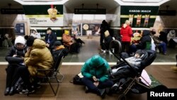 Ljudi se sklanjaju na stanici metroa tokom uzbune zbog vazdušnog napada, tokom ruske agresije na Ukrajinu, u Kijevu, na Božić 25. decembra 2024.