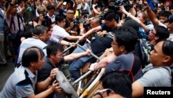 大图：10月4日，反占中抗议者（左）试图拆掉占中抗议者在香港一条主道上设置的路障。