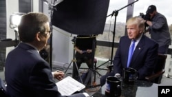 美国当选总统川普在纽约川普大楼接受福克斯新闻采访（2016年12月10日）