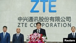 2018年4月20日中兴通讯公司董事长殷一民在中国广东省深圳市中兴通讯总部的新闻发布会上讲话。6月下旬，中兴公司董事会和董事长已经换人。