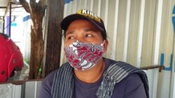 Fenomena buruh gendong di pasar-pasar tradisional di Solo dan banyak kota lain di Indonesia. (Foto: VOA/Yudha Satriawan)