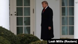 ARHIVA - Predsednik Donald Tramp hoda ka Ovalnoj kancelariji, 31. decembra 2020.(Foto: Reuters/Leah Millis)