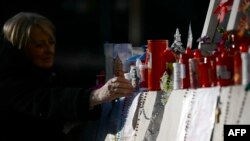 Žena se moli za papino zdravlje u blizini bolnice Đemeli u Rimu, gde je Franja smešten (Filippo MONTEFORTE / AFP)