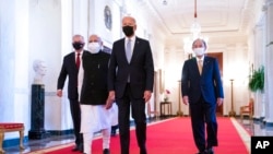 조 바이든 미국 대통령과 스가 요시히데 일본 총리, 스콧 모리슨 호주 총리, 나렌드라 모디 인도 총리가 24일 워싱턴 백악관에서 열린 '쿼드' 정상회의장으로 함께 입장하고 있다.
