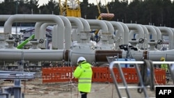 Seorang pekerja memeriksa jaringan pipa gas Nord Stream 2 di Lubmin, Jerman (foto: dok). 