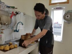 Bismillah Tahirzada sedang membuat keripik kentang untuk dijual secara online (foto: VOA/Indra Yoga).