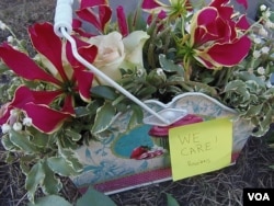 莫斯科美国大使馆前的鲜花(美国之音白桦拍摄)