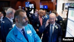 纽约证交所里的工作人员