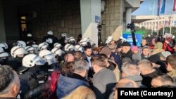 Opozicija i studenti u blokadi ispred Skupštine grada Novog Sada, dok je policija blokirala ulaz