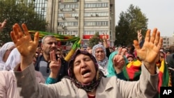 土耳其民众为星期六爆炸事件在安卡拉举行抗议集会 (2015年10月11日)