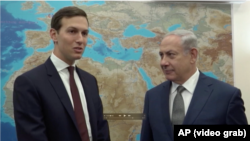 Penasihat Gedung Putih Jared Kushner (kiri) bertemu dengan Perdana Menteri Israel Benjamin Netanyahu di Yerusalem hari Kamis (24/8).