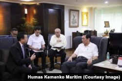 Menteri Koordinator bidang Kemaritiman Luhut Binsar Panjaitan bertemu tim PTT Exploration and Production (PTTEP) Australasia di Jakarta, untuk membahas penyelesaian kasus tumpahan minyak Montara, 28 Mei 2018. (Foto: Humas Kemenko Maritim)