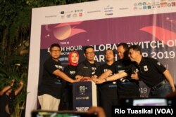 Gubernur Jawa Barat Ridwan Kamil (ketiga kiri), CEO WWF Indonesia Rizal Malik (kanan), bersama sejumlah kepala daerah membunyikan sirine menandai permulaan Earth Hour tingkat Jawa Barat, Sabtu, 30 Maret 2019. (Rio Tuasikal/VOA)
