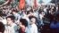 中国大学生1989年春季在北京街头参加要求中共进行民主改革的运动。