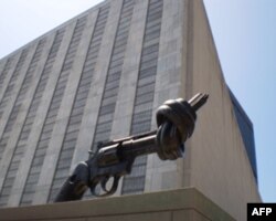 联合国建筑旁拧成死结的手枪象征不要武器要和平