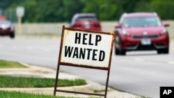 미국 일리노이주 마운트프로스펙스 주유소에 구인 광고가 놓여 있다.