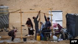 ពលរដ្ឋប៉ាឡេស្ទីន​រុះរើស​តង់​និង​ប្រមូល​សម្ភារៈ​មុនពេល​ភៀសខ្លួន​ចេញពី​ទីក្រុង​ Rafah ក្នុង​តំបន់​ហ្កាហ្សា កាលពីថ្ងៃទី១៣ ខែឧសភា ឆ្នាំ២០២៤។ 