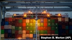 资料照片：停靠在乔治亚州萨凡纳港的集装箱货轮。(2021年9月29日)