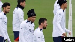 'Yan wasan PSG suna atisaye (Hoto: AP)