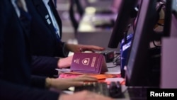 Provjera pasoša na aerodromu u Prištini (Foto: REUTERS/Laura Hasani)
