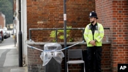 一名英国警察守卫着英格兰索尔兹伯里一处无家可归者之家附近的一个被圈盖的垃圾桶。(2018年7月5日)