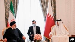 Presiden Iran Ebrahim Raisi (kiri) diterima oleh Emir Tamim bin Hamad Al Thani di Doha, Qatar, Senin (21/2). 