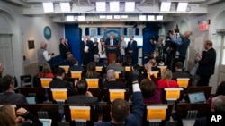 特朗普总统和冠状病毒工作小组在白宫举行记者会。（美联社2020年3月16日摄）