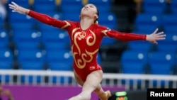 资料照：2010年3月24日，中国女子体操国家选手吴柳芳在卡塔尔举行的多哈体操世界杯女子决赛中获平衡木金牌。