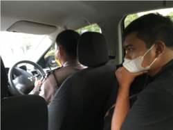 Wartawan kantor berita Taiwan, Central News Agency, Indra Yoga, ketika sedang dibawa ke Polda Metro Jaya, Sabtu, 17 April. (Foto: Courtesy/Indra Yoga)