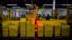 Robot slaže kutije u skladištu Amazona u Njujorku, 5. februar 2019. (Foto: AFP)