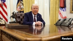 ARHIVA: Predsednik Donald Trampa obraća se novinarima posle potpisivanja uredbi u Beloj kući (Foto: REUTERS/Kevin Lamarque)