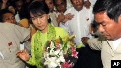 အမေရိကန်ပြည်ထောင်စုကို ဒီကနေ့ထွက်ခွာမည့် မြန်မာ့ဒီမိုကရေစီ ခေါင်းဆောင် ဒေါ်အောင်ဆန်းစုကြည်ကို ရန်ကုန် အပြည်ပြည်ဆိုင်ရာ လေဆိပ်တွင် တွေ့ရစဉ်။ (စက်တင်ဘာလ ၁၆၊ ၂၀၁၂)။