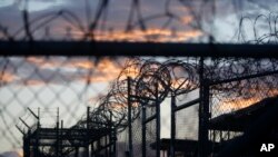 Fajar tiba di Camp X-Ray di Pangkalan AL Guantanamo, yang sudah ditutup dan sebelumnya digunakan sebagai fasilitas penahanan pertama tersangka militan al-Qaida dan Taliban yang tertangkap setelah serangan 11 September, Guantanamo, 15 Agustus 2016.
