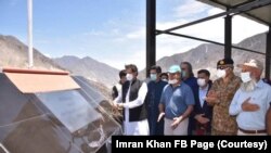 Perdana Menteri Pakistan Imran Khan meresmikan Bendungan Diamer Bhasha di Gilgit Biltistan, wilayah Pakistan. (Foto: akun Facebook Imran Khan/pribadi)
