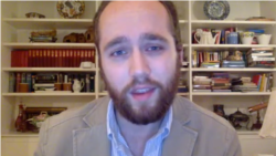 美国大学民主党全国委员会主席约翰·梅茨接受美国之音采访（Skype 截图）