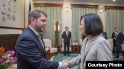 台湾总统蔡英文星期一在总统府会见美国亚利桑那州联邦众议员加耶戈 (图片来源：台湾总统府)