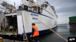 FILE - Akdeniz RoRo, bagian dari Koalisi Armada Kebebasan, menunggu diberangkatkan dari pelabuhan Tuzla, dekat Istanbul, 19 April 2024.