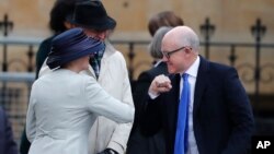 美国驻英国大使伍迪·约翰逊在威斯敏斯特大教堂参加年度英联邦纪念日时用肘部跟与会者打招呼。(2020年3月9日)