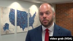 Sa njegove tačke gledišta odgovara mu da se bori isključivo protiv demokrata: Aleks Konant